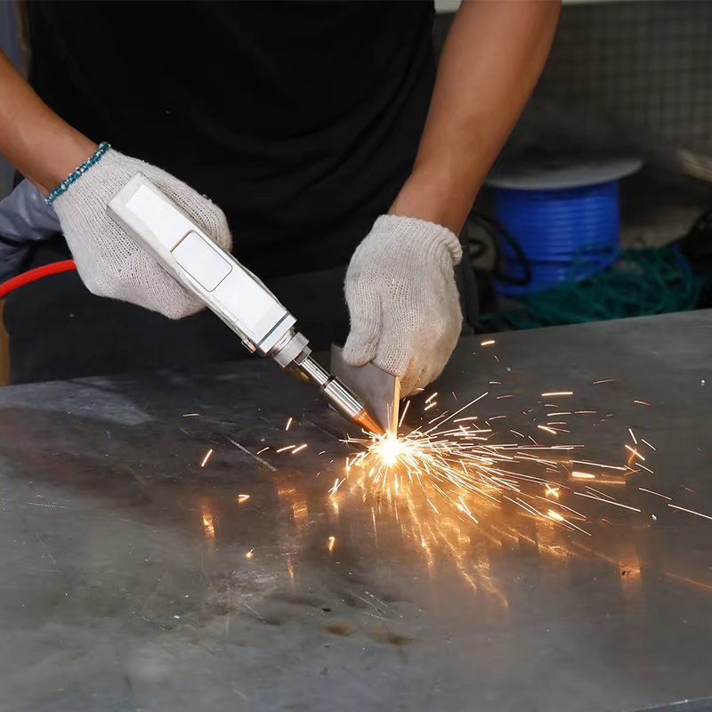 多機能3in1ハンドヘルド連続レーザー溶接機（ガスタンク付き - Industrial Laser Welding のレビューと価格